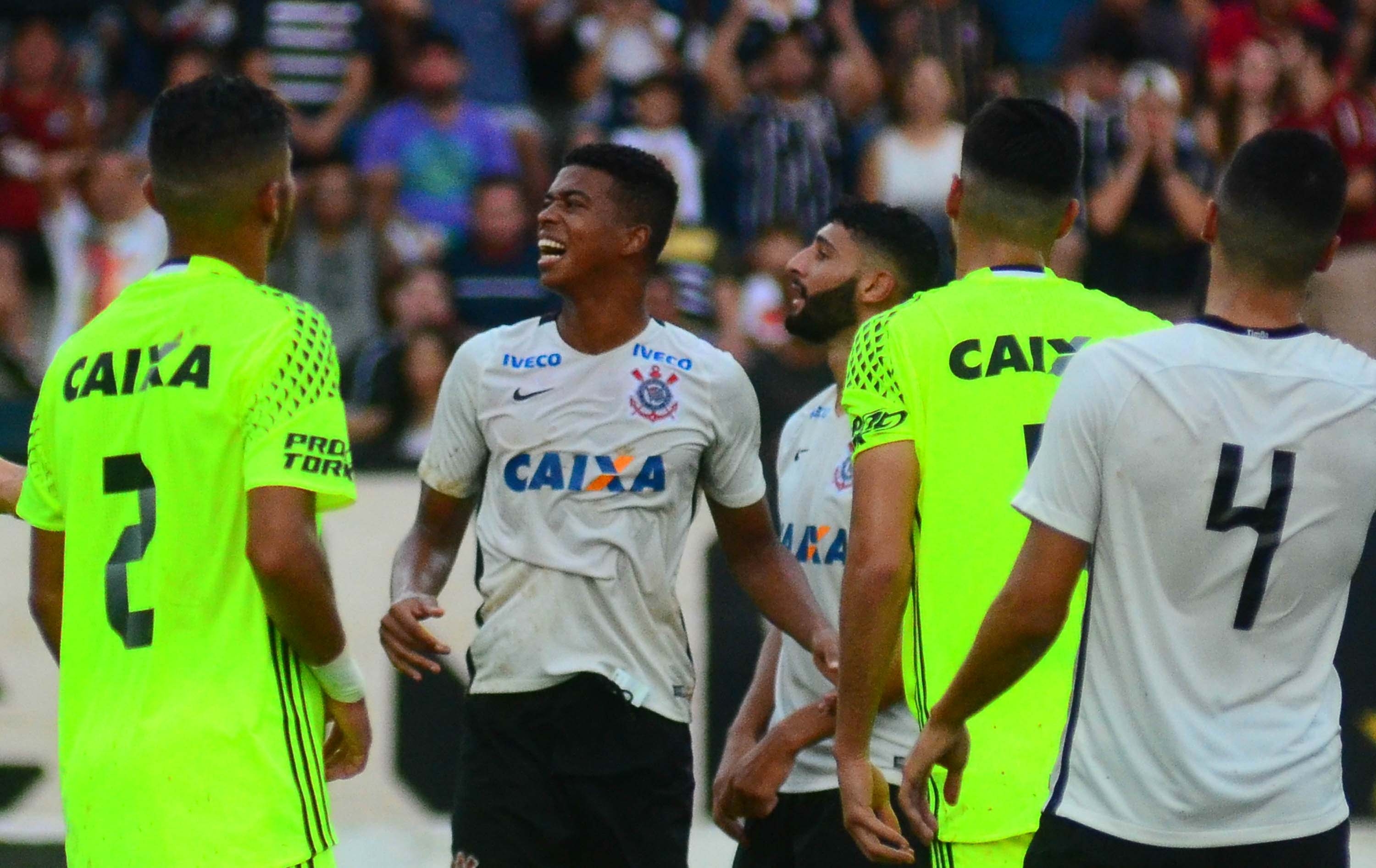 Atacante Carlinhos comemora o primeiro gol do Corinthians contra o Coritiba | BRUNO CASTILHO/FUTURA PRESS/ESTADÃO CONTEÚDO/