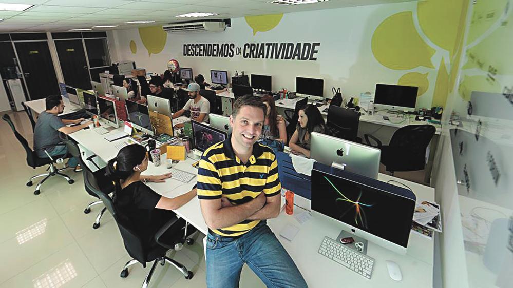 Charles Bonissoni no escritório da WDS. Grupo começou com a Wood’s Bar e hoje trabalha com mais dez empresas | Albari Rosa/Gazeta do Povo