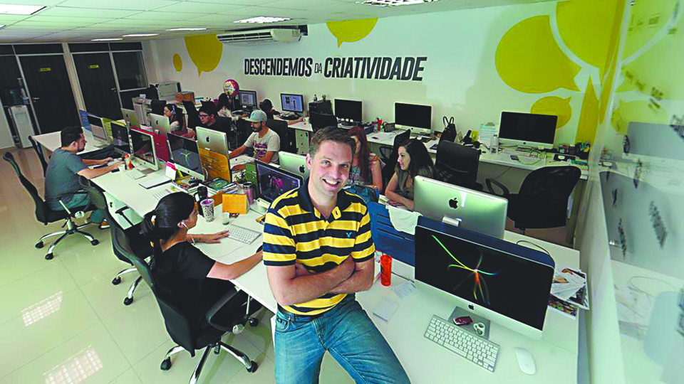 Charles Bonissoni no escritório da WDS. Grupo começou com a Wood’s Bar e hoje trabalha com mais dez empresas | Albari Rosa/Gazeta do Povo