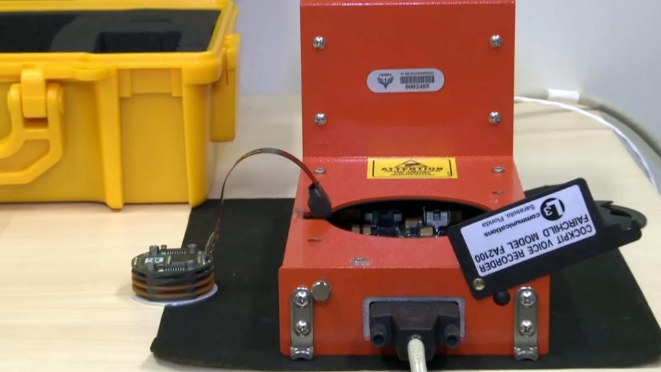 Gravador de voz é analisado no laboratório de leitura e análise de dados de gravadores de voo do Cenipa. | Reprodução/TV FAB