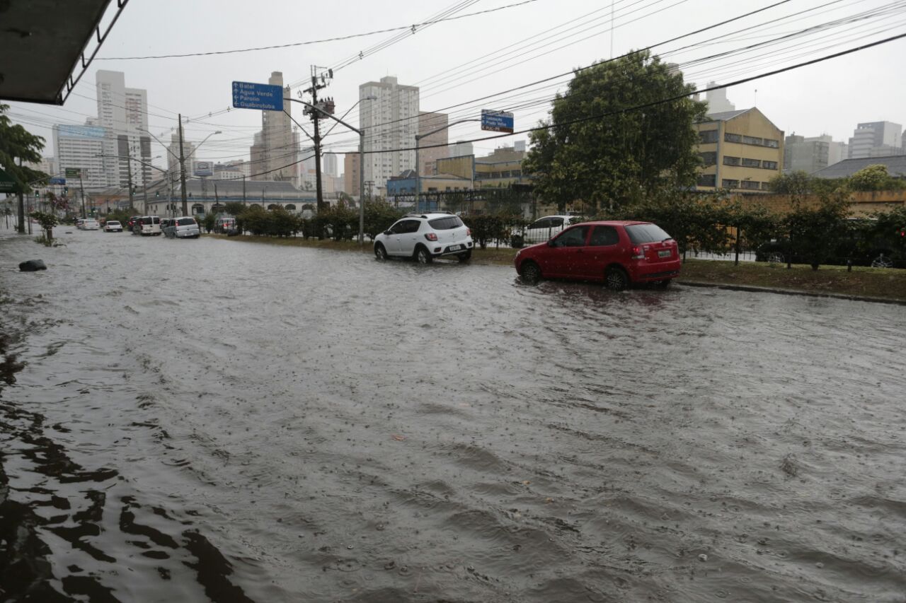 Visconde de Guarapuava alagada | Albari Rosa/Gazeta do Povo