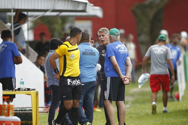 Tenso, técnico Paulo Autuori reclamou de comportamento da torcida | Jonathan CamposGazeta do Povo