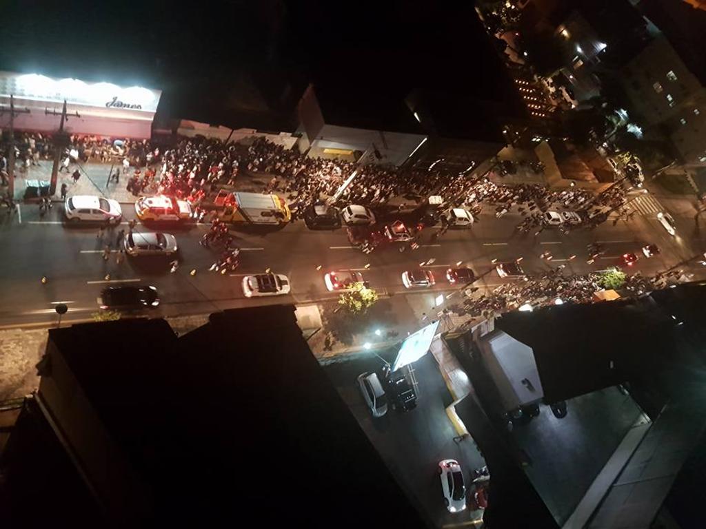 Foto postada pelo prefeito Rafael Greca mostra operação na Vicente Machado na noite desta quinta-feira (12) | Rafael Greca/Facebook