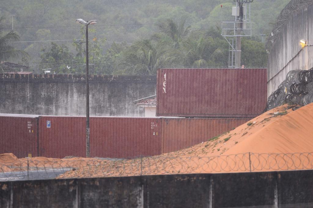 “Muralha” sendo levantada no interior do presídio de Alcaçuz: medida é uma das últimas tentativas de conter o confronto entre os presos da unidade | Andressa Anholete/AFP