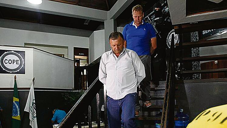 Leonides Maahs (de branco) e Gilberto Dranka (de azul) foram apresentados em entrevista coletiva da Polícia Civil | Jonathan Campos/Gazeta do Povo