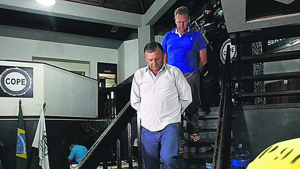 Leonides Maahs (de branco) e Gilberto Dranka (de azul) foram apresentados em entrevista coletiva da Polícia Civil | Jonathan Campos/Gazeta do Povo