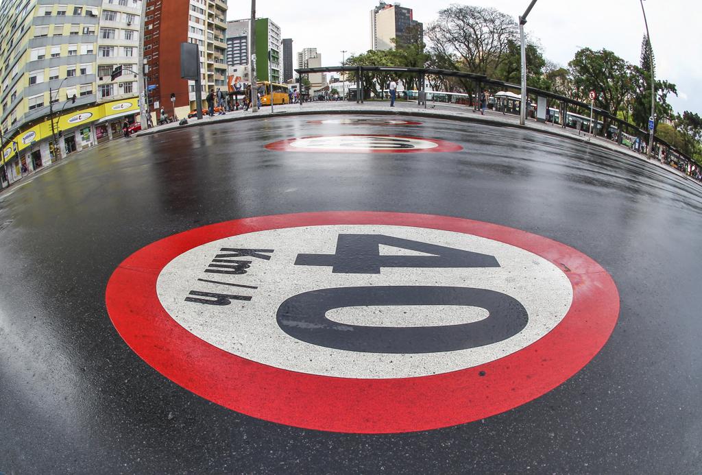 Fiscalização é realizada por agentes e 22 radares instalados em 12 dos 133 cruzamentos com semáforos da região | Daniel Castellano/Gazeta do Povo