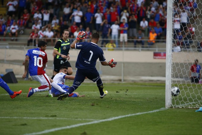 Zezinho completando para o gol, após ter perdido pênalti na Vila. |