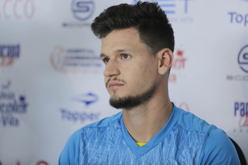 Zagueiro Alisson cobra  salários e outros direitos do Paraná. | Lineu Filho/Gazeta do Povo