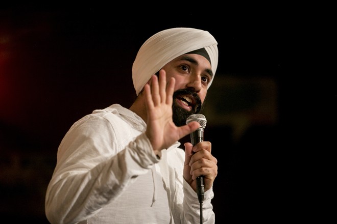 Manvir Singh faz seu show no “The Big Brown Comedy Hour” do Comic Club Strip Live, em Nova York. | Sam Hodgson/NYT