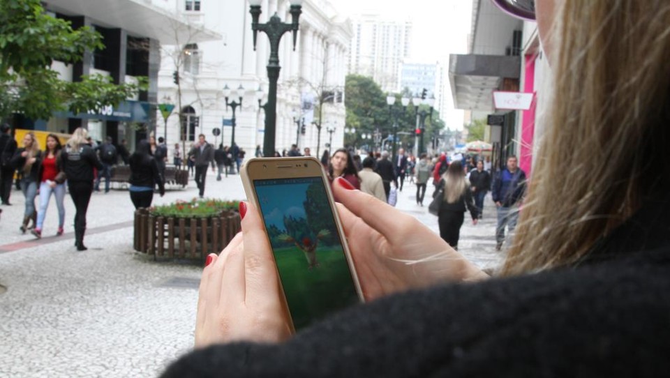 Jogar Pokemon GO, por exemplo, é um desafio para parte dos brasileiros por causa da instabilidade na rede | Aniele Nascimento/Gazeta do Povo