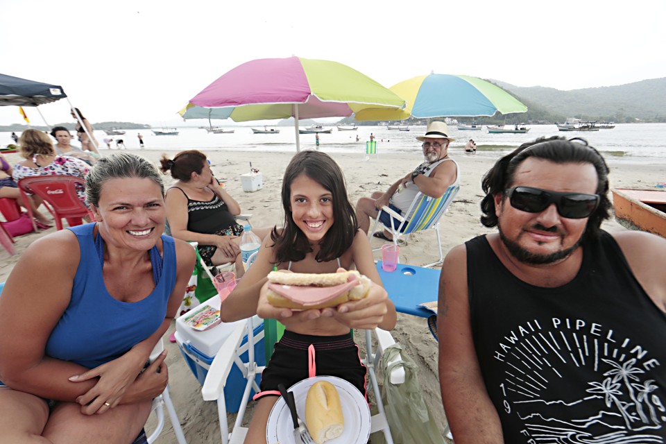 Isabel Verdino e a filha, Rebecca, costumam levar comida de casa para a beira da praia. | Albari Rosa/Gazeta do Povo