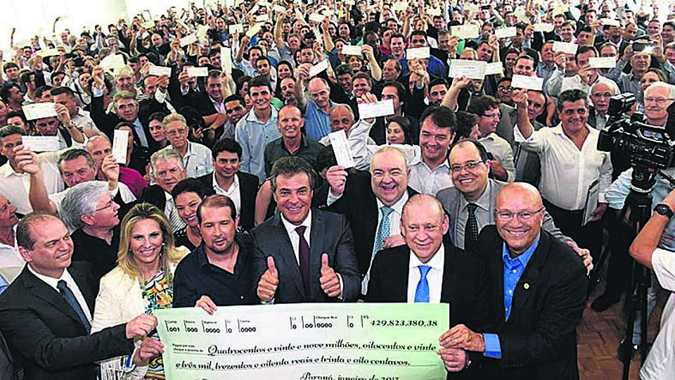 Governador Beto Richa repassou cota extra do ICMS aos municípios. | Ricardo Almeida/ANPr