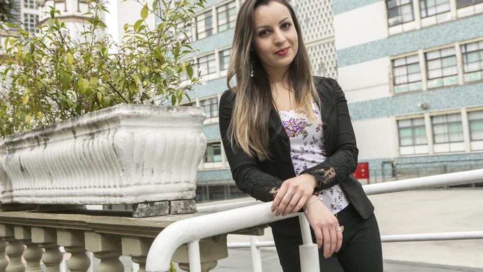 A estudante Alice Gonçalves, recém-formada em Jornalismo: Dinheiro é imprescindível, mas, vem como consequência | Marcelo Andrade/Gazeta do Povo