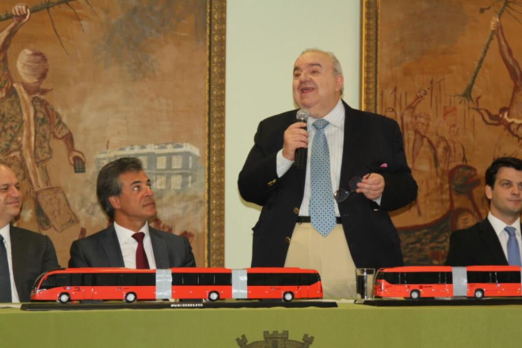 O prefeito Rafael Greca e o governador Beto Richa no anúncio da volta da linha Colombo/CIC. | Gerson Klaina/Tribuna do Paraná