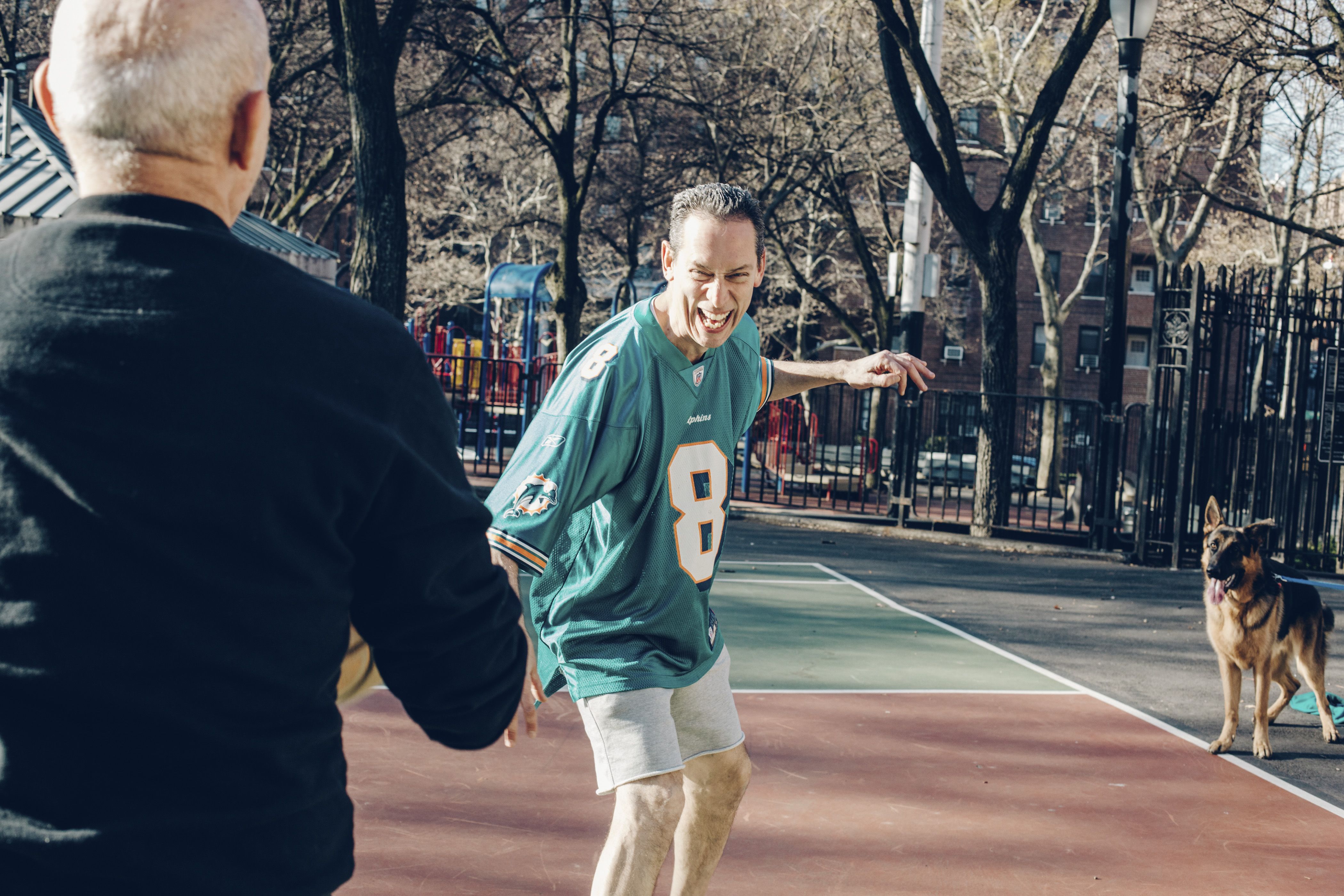 Al Villeta, que se aposentou aos 52 anos, joga basquete com um amigo e Nova York: ele diz que gostava de seu emprego, mas trabalhar era fisicamente desgastante. | Annie Tritt/NYT