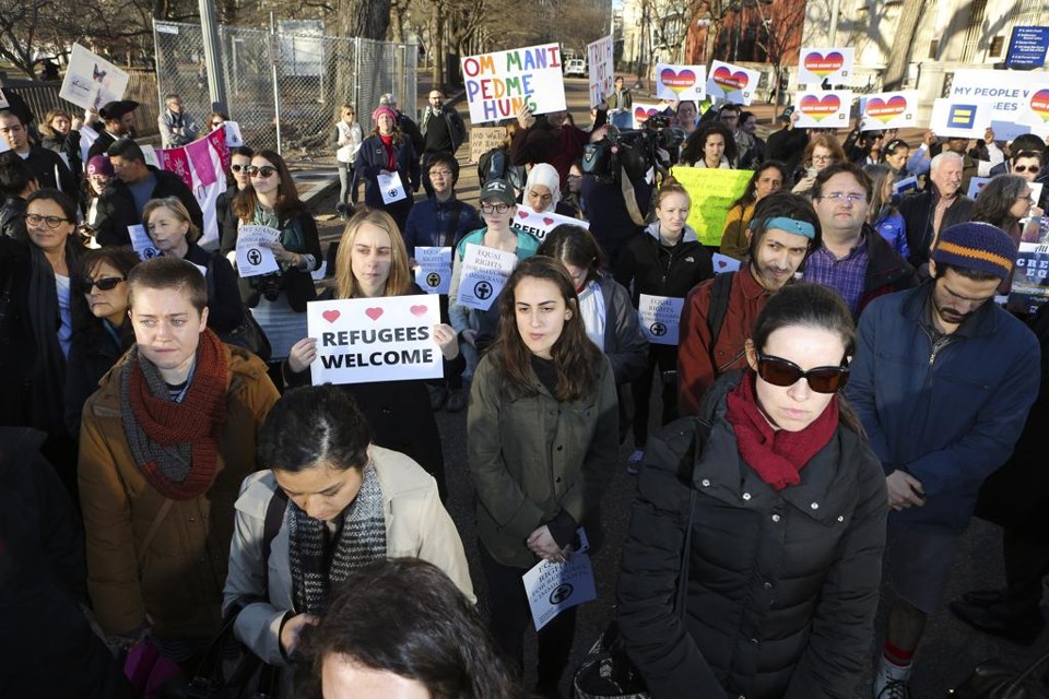Trump não pode ”fechar” cidades pró-imigrantes só na caneta Donald Trump não conseguirá derrubar cidades-santuário só na caneta. Na foto, protesto em frente à Casa Branca, na quarta-feira (25), logo após o anúncio das medidas anti-imigração. | Oliver Contreras/For The Washington Post