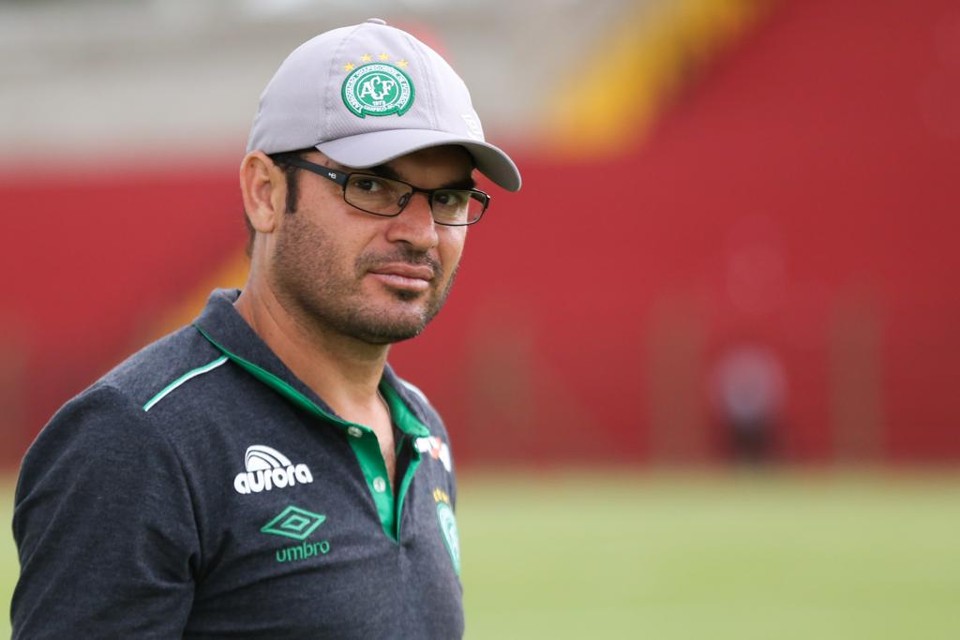 Jogador que fugia aos estereótipos dos boleiros, o ex-volante Emerson Cris hoje é o técnico da equipe sub-20 da Chapecoense. | Jales Valquer/Estadão Conteúdo