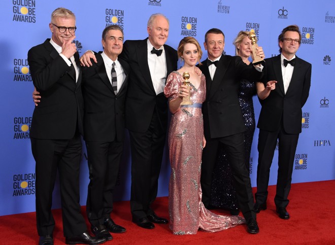 O elenco de “The Crown” reunido, vencedora de Melhor série de drama. | ROBYN BECK/AFP