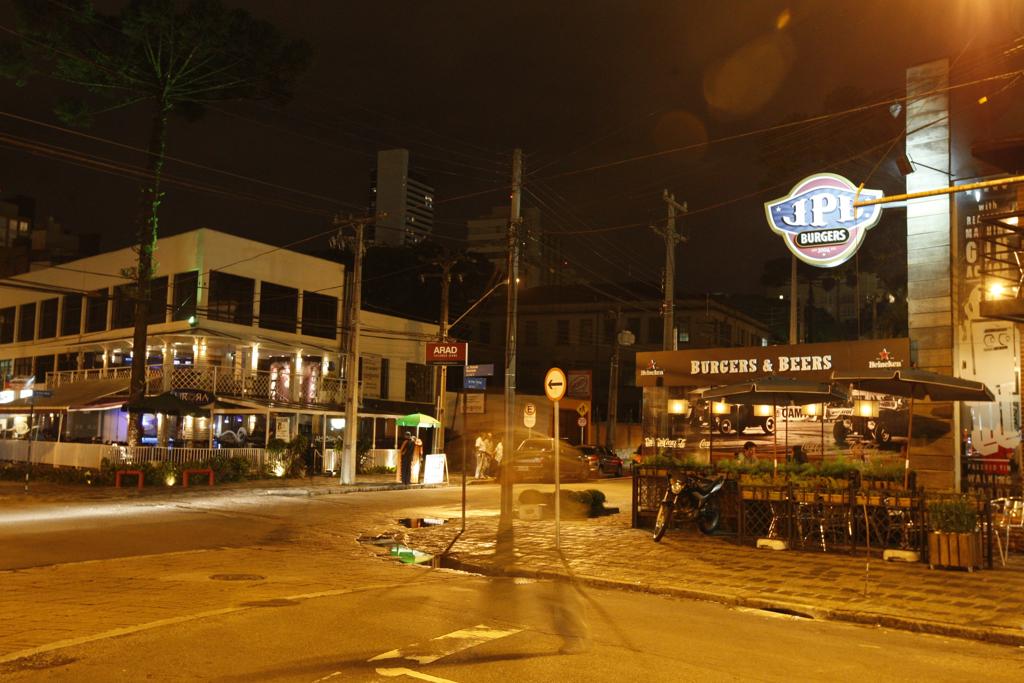 Avenida Vicente Machado, onde bares fecharam na noite desta quinta-feira (12) por causa das fiscalizações | Marcelo Elias /
Gazeta do Povo