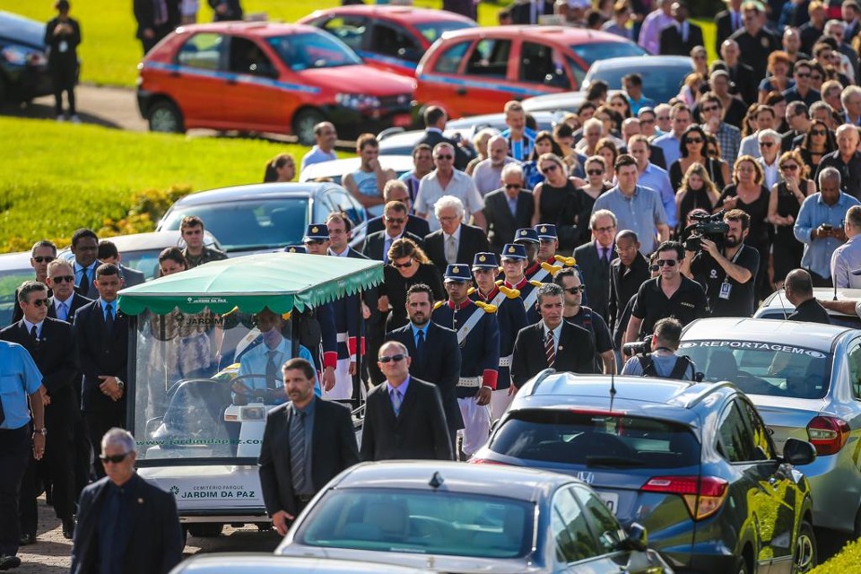 Cortejo acompanha funeral do ex-ministro do STF. Morte do relator da Lava Jato fez proliferar notícias falsas na internet. | JEFFERSON BERNARDES/AFP