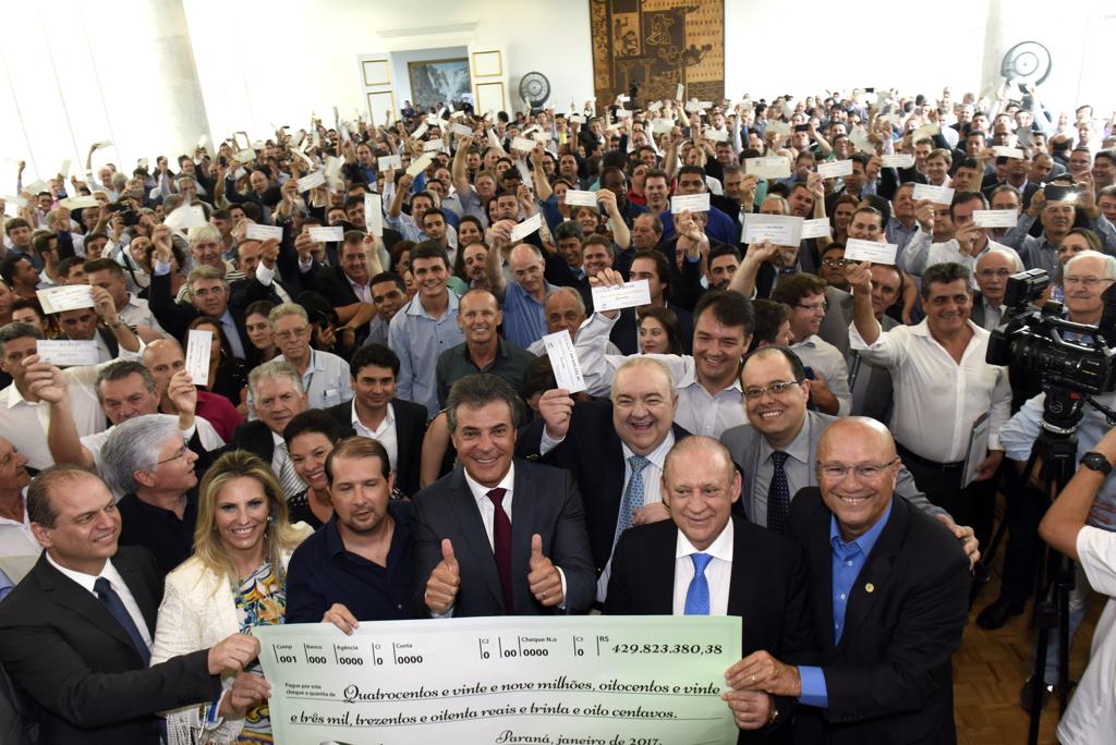 Richa e prefeitos posam para foto com o cheque repassado aos municípios pelo governo do estado | Ricardo Almeida / ANPr