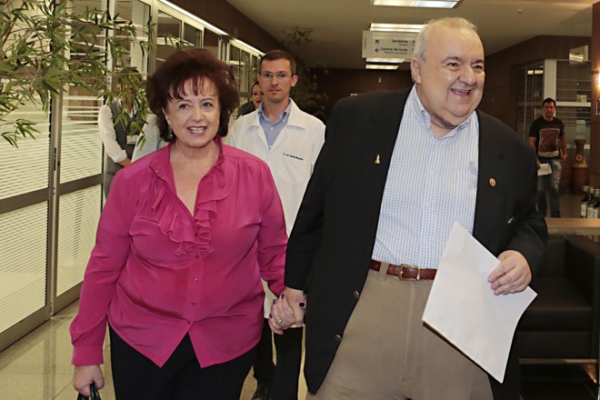 De mãos dadas com sua mulher, Greca sai do hospital | Albari Rosa/Gazeta do Povo