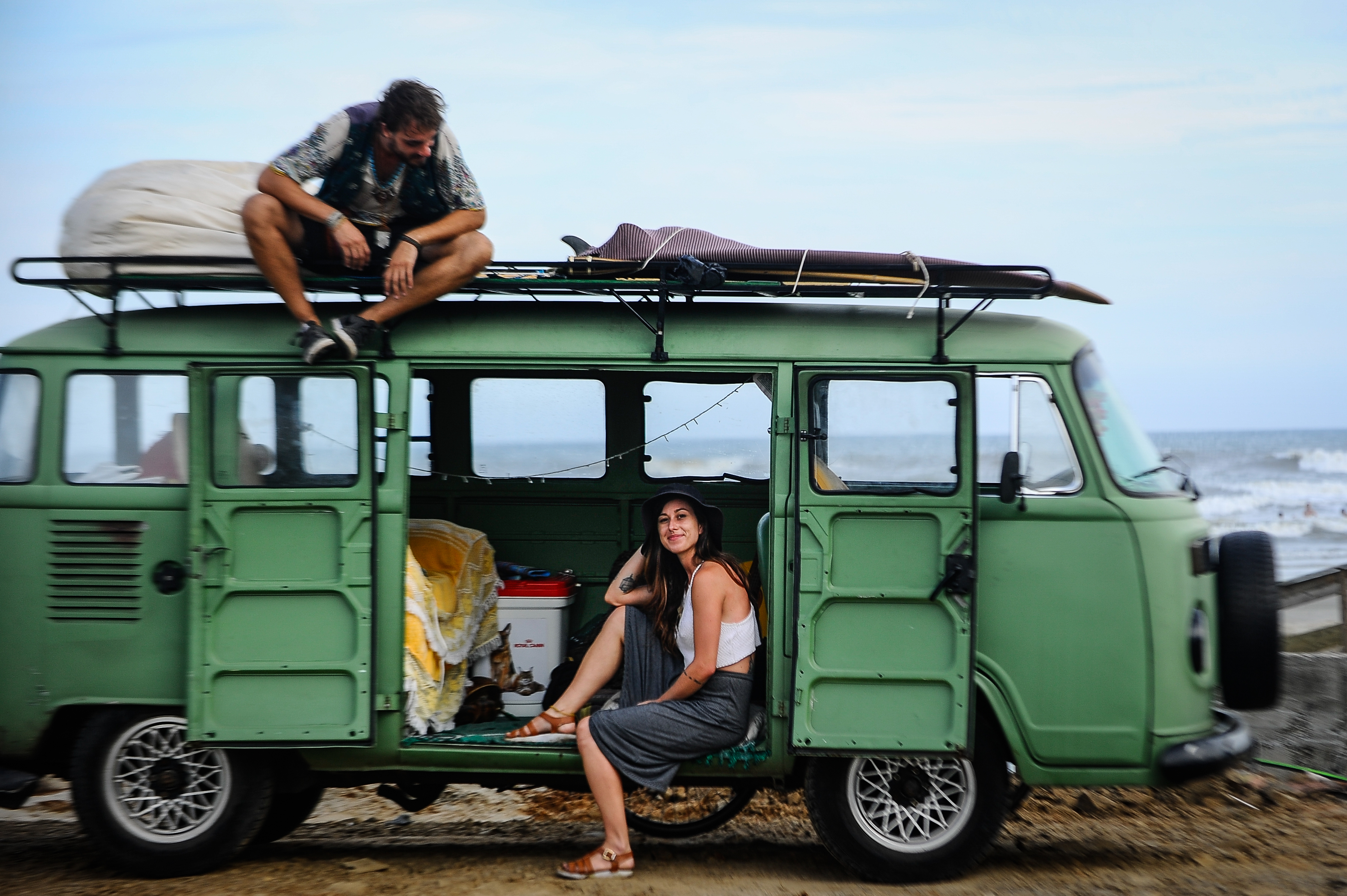 Luis Paulot e Suria Frota na Kombi que segue viagem até o Alasca | Bruno Alencastro/Agência RBS