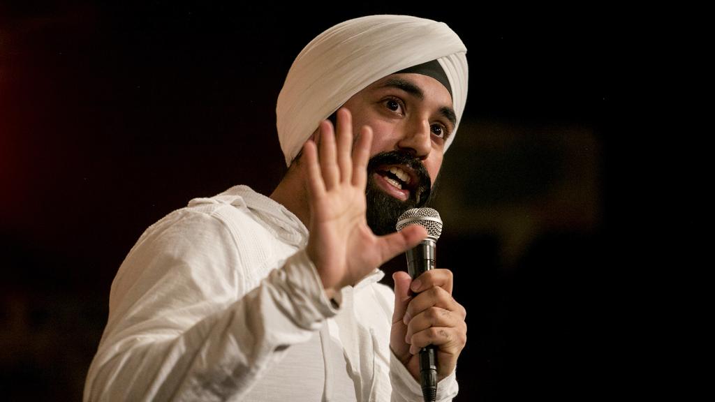 Manvir Singh participa do “Big Brown Comedy Hour”, criado em 2009 | Sam Hodgson/NYT