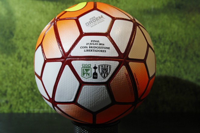 Bola da decisão da Libertadores de 2016 entre o colombiano Atlético Nacional e o equatoriano Independiente del Valle. | Antônio More/Gazeta do Povo