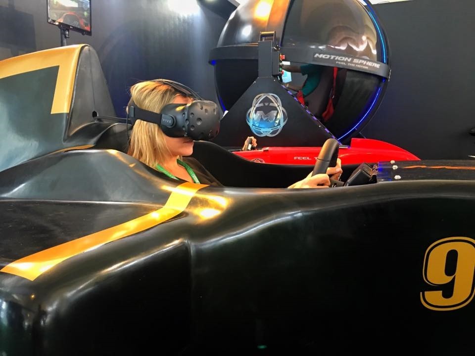 Que tal pilotar um Fórmula 1 ou Stock Car? Shopping de Curitiba oferece experiência incrível Um dos cokpits que simulam a experiência de dirigir um Fórmula 1. | Divulgação