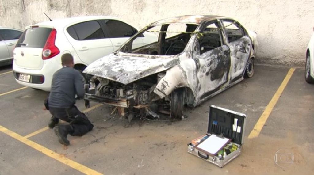 Carro onde estava o corpo do embaixador grego foi incendiado | RJTV/Reprodução