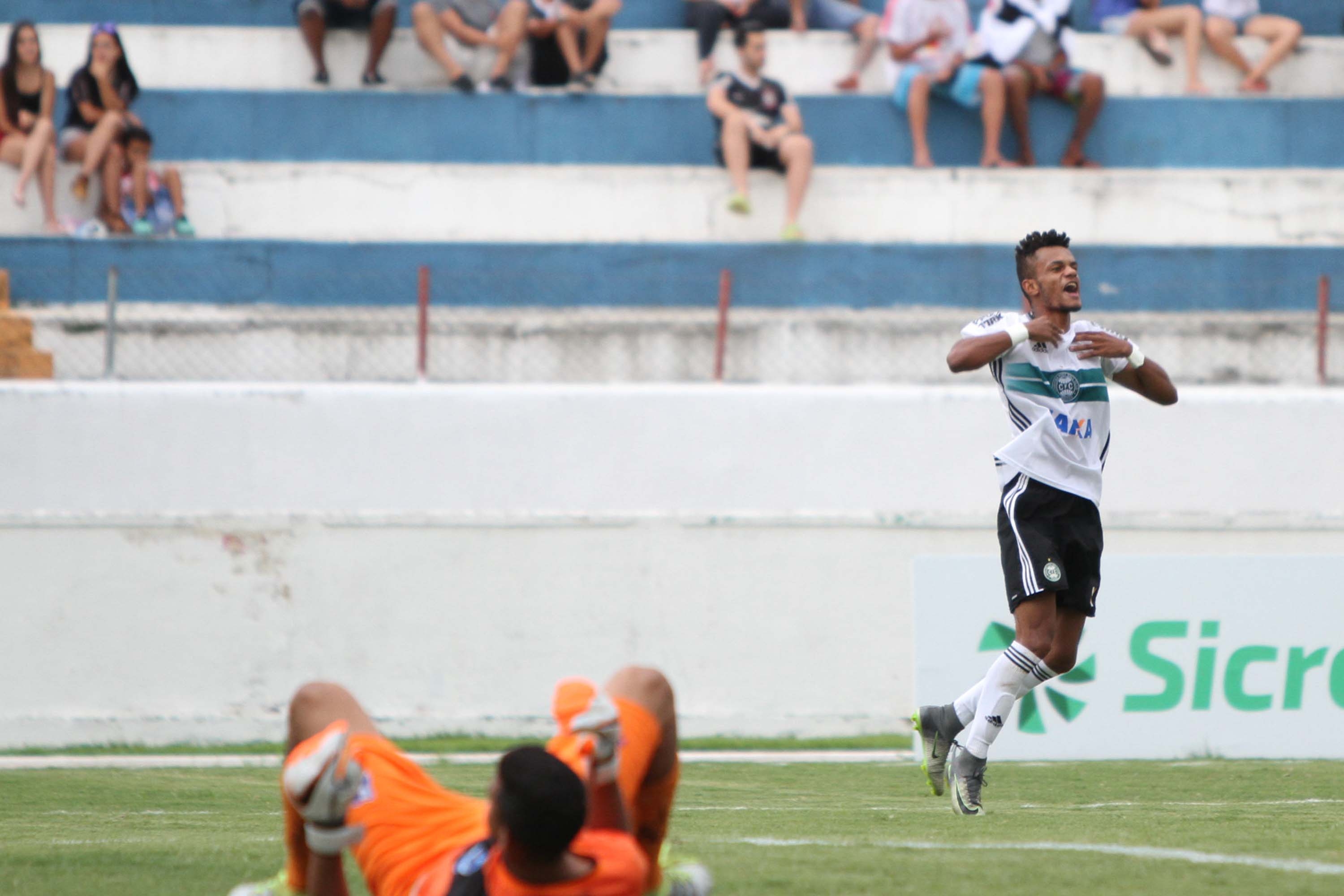 Lalau comemora o primeiro gol do Coxa contra o Taubaté. Jogo teve pênalti defendido pelo goleiro alviverde. | JEFFERSON MARTINS/FUTURA PRESS/ESTADÃO CONTEÚDO/