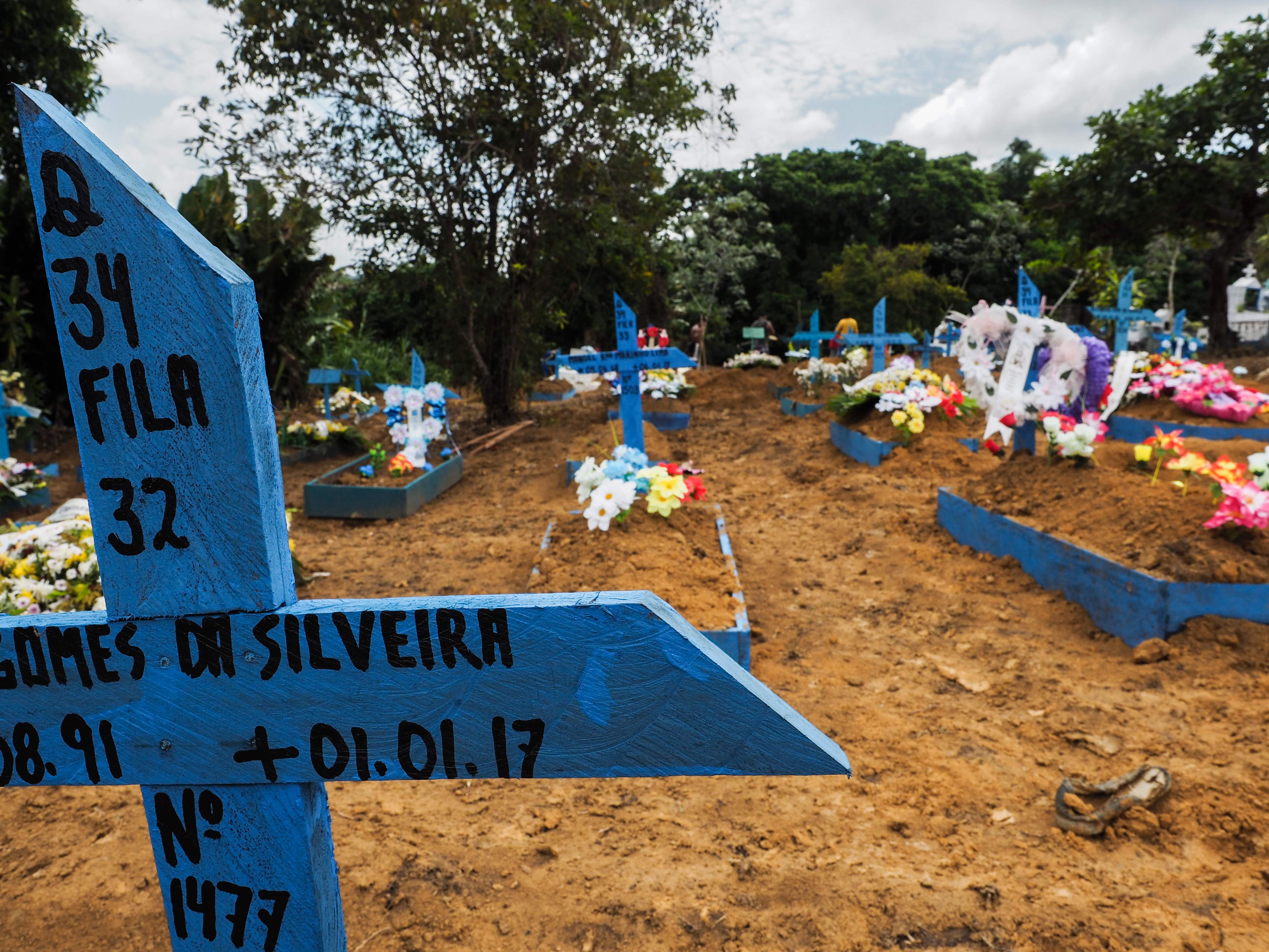 Cemitério do Tarumã, em Manaus, teve que cavar covas extras para os 56 detentos mortos no Complexo Penitenciário Anísio Jobim. | RAPHAEL ALVES/AFP