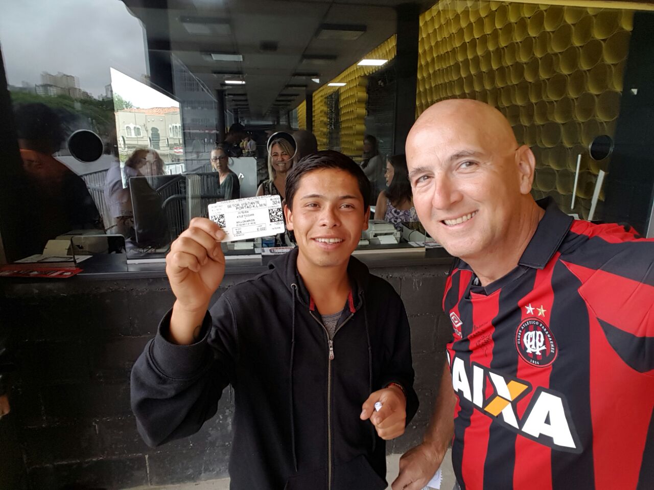 Torcedor colombiani sorri ao receber ingresso para o jogo entre Atlético x Millonarios | Deni Raby/Arquivo Pessoal