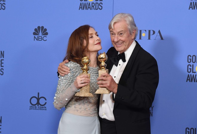 Isabelle Huppert com o diretor Paul Verhoeven, de Elle. O filme ganhou o prêmio de Melhor filme estrangeiro. | KEVIN WINTER/AFP