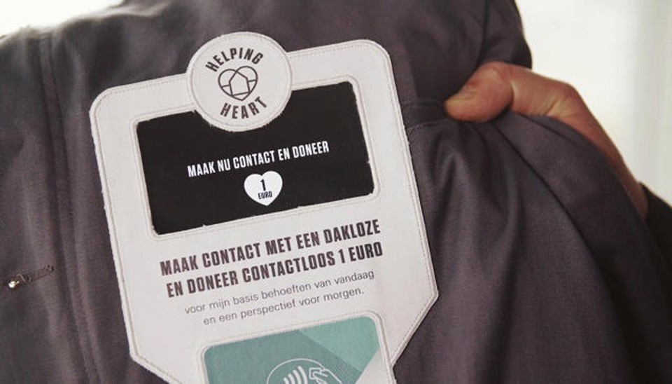 Jaqueta para moradores de rua permite doação no débito Empresa de Amsterdã criou uma jaqueta para moradores de rua que funciona como uma conta bancária. Basta aproximar cartão ou celular da jaqueta para doar um euro. | Divulgação/N=5
