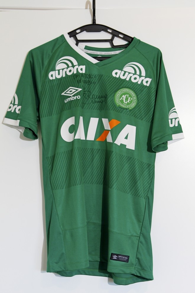 Camisa de 2016 autografada pelo artilheiro Bruno Rangel, uma das vítimas do acidente aéreo que vitimou quase todo o elenco da Chapecoense em 2016. | Antônio More/Gazeta do Povo