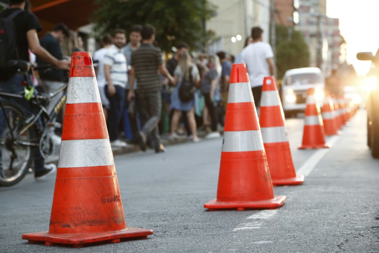Agentes de trânsito liberaram uma das pista da Vicente Machado para dar mais segurança aos frequentadores dos bares da região. | Hugo Harada /Gazeta do Povo