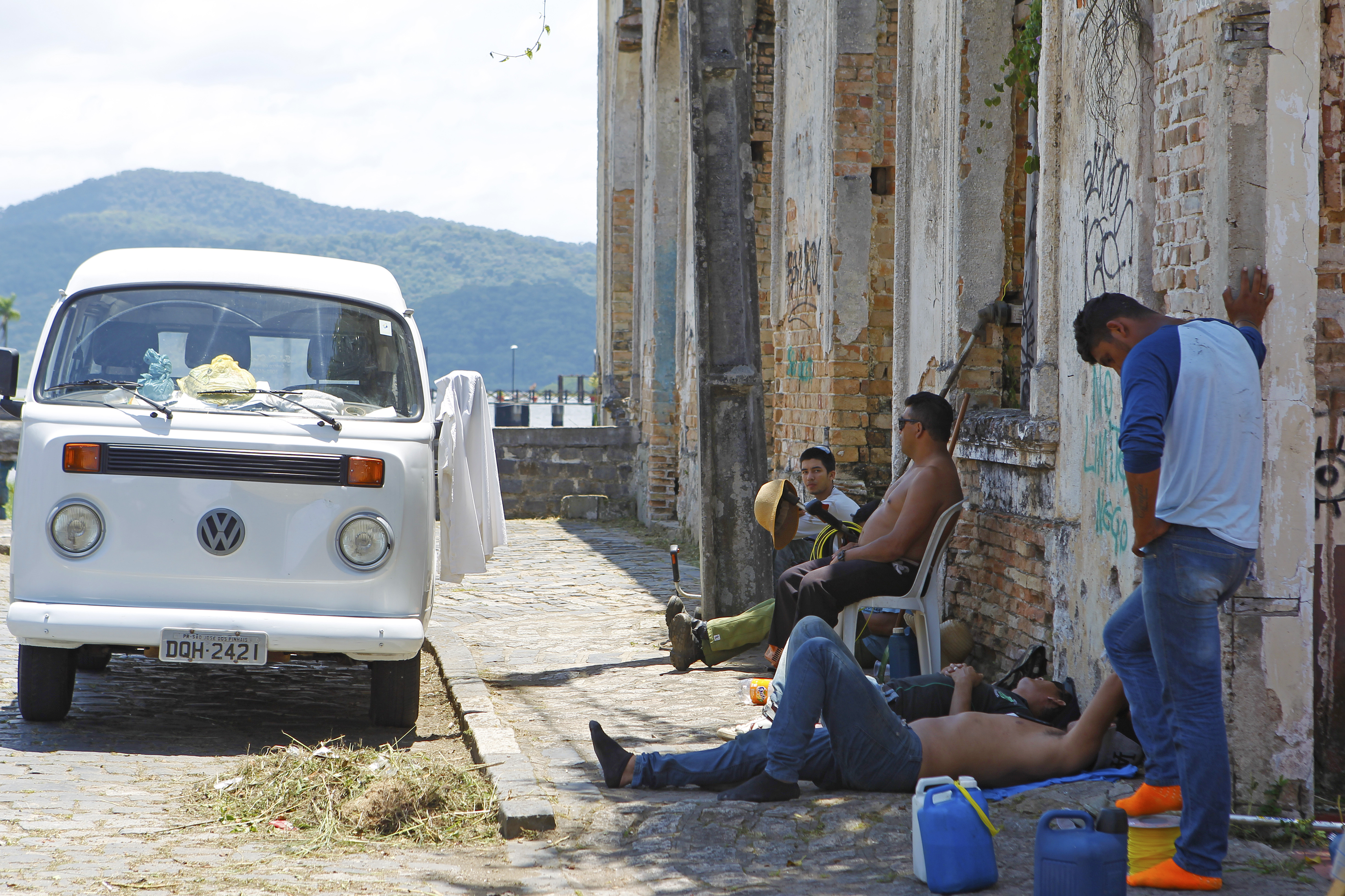 Trabalhadores descansam à sombra do sol escaldante de Antonina: temperatura chega perto dos 40ºC no ápice do dia. | Antônio More/Gazeta do Povo