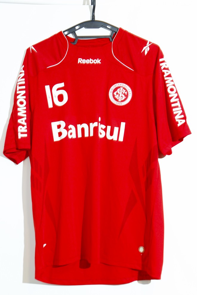 Camisa do Internacional vestida pelo volante Tinga ne decisão da Libertadores de 2006 contra o São Paulo. | Antônio More/Gazeta do Povo