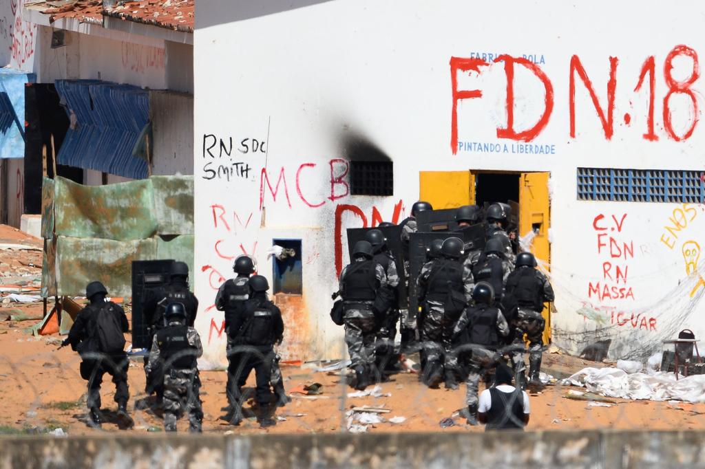 Desde as 14 horas desta quarta, policiais militares estão na Penitenciária de Alcaçuz, onde 26 presos morreram sábado. | ANDRESSA ANHOLETE/AFP