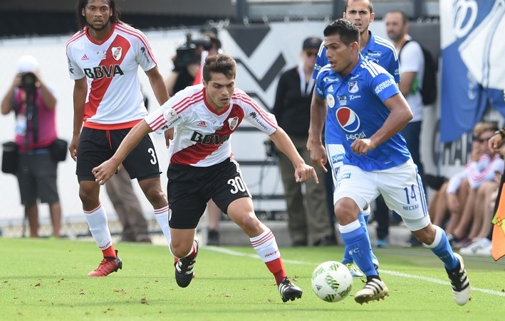 Luis Olivera, do River Plate, e David Silva, do Millionarios, durante a vitória dos argentinos. | Diego Haliasz / Prensa River