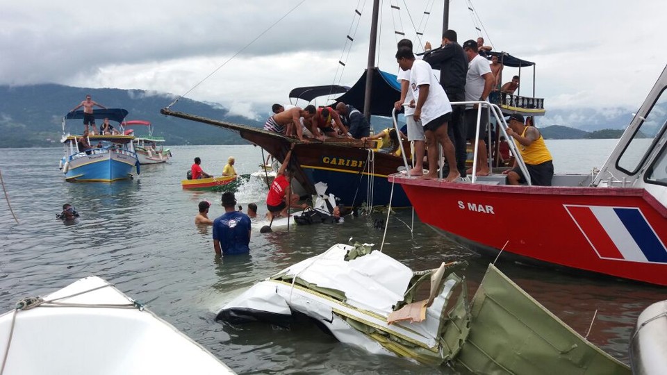 Equipes dos Bombeiros trabalham na retirada do avião do mar em Paraty, no Rio de Janeiro | Divulgação/Anjos da Guarda Fast
