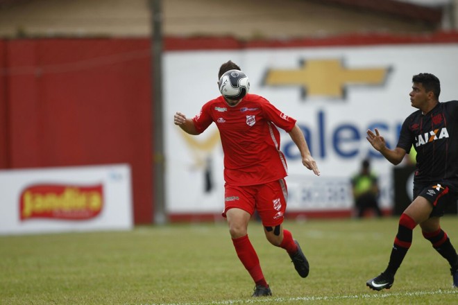 Atlético e Rio Branco fizeram partida tensa e equilibrada na Estradinha | Jonathan Campos Gazeta do Povo