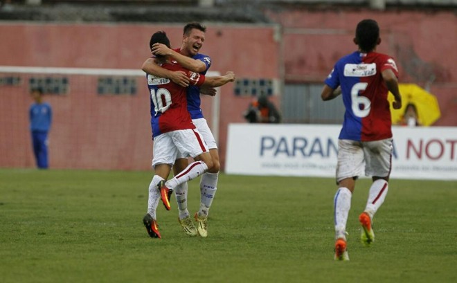 Comemoração do primeiro gol tricolor em 2017. Renatinho, com a 10, venceu o goleiro Kozlinski com um chute de longa distância e partiu pro abraço. | Antonio More/Gazeta do Povo