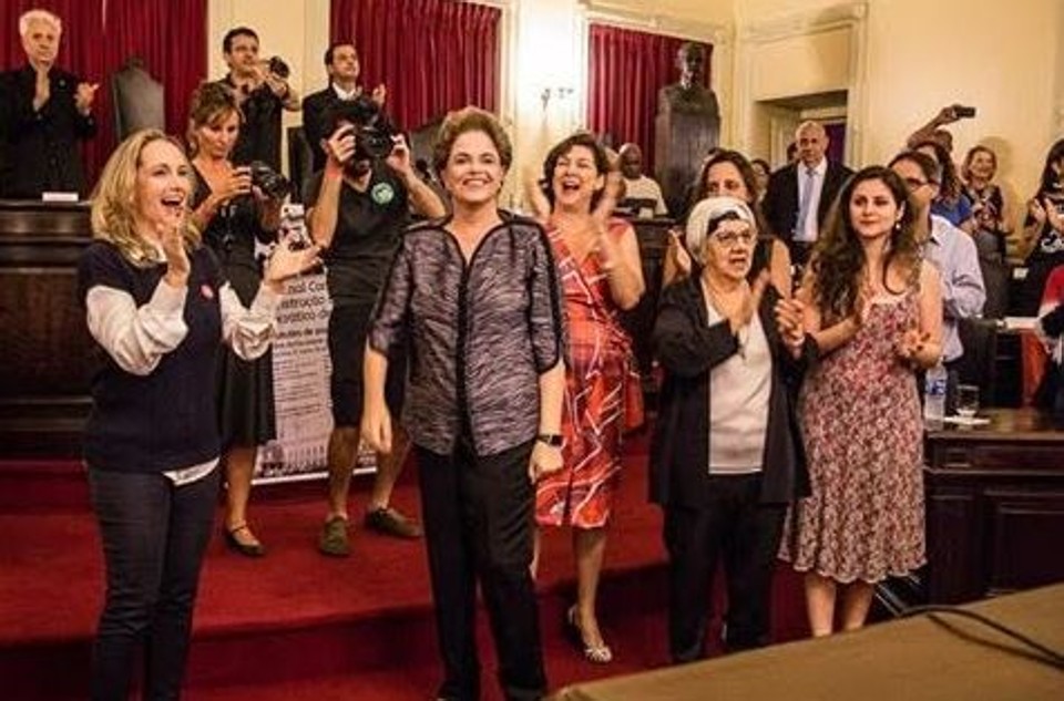 Imagem de um segundo ato favorável à Dilma Rousseff, realizado na UFRJ em 24 de outubro de 2016, já depois do impeachment | Reprodução/You Tube