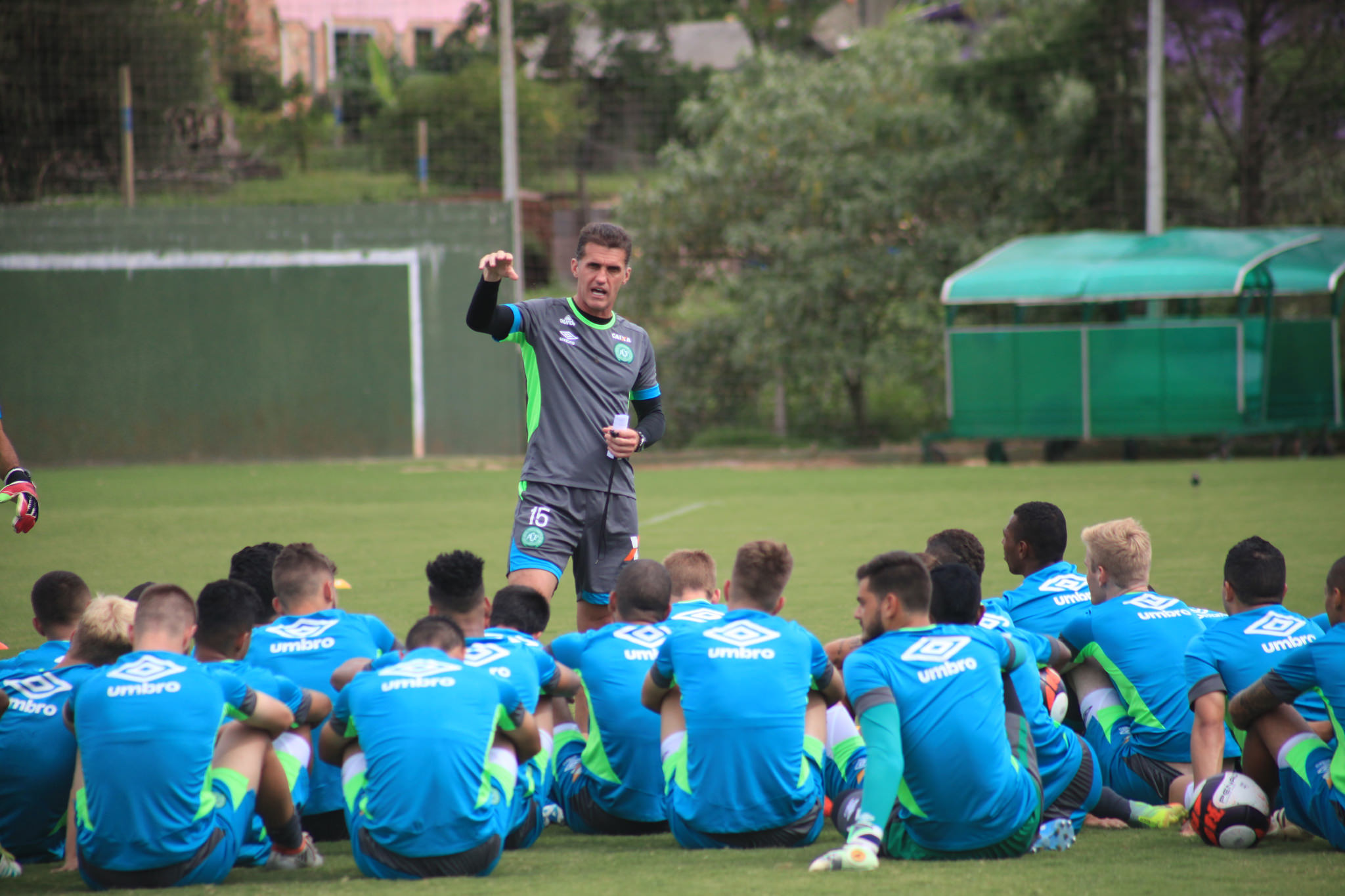 Técnico Vágner Mancini conversa com o elenco da Chape no CT Água Amarela. | Divulgação: Chapecoense.
