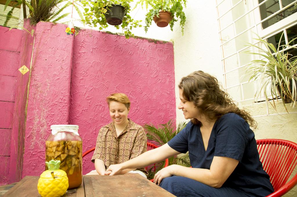 Amanda Kosinski e Camila Lovato , proprietárias da Central do Abacaxi: “você tem que pensar que sistema você alimenta quando você se alimenta” | Hugo Harada/Gazeta do Povo