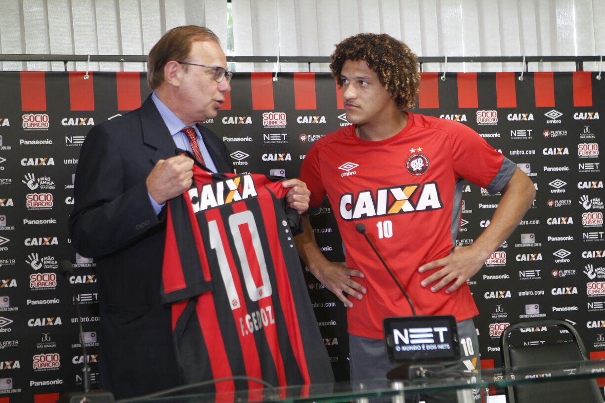 Felipe Gedoz recebe a camisa 10 do presidente Luiz Sallim Emed. | Antônio More/Gazeta do Povo